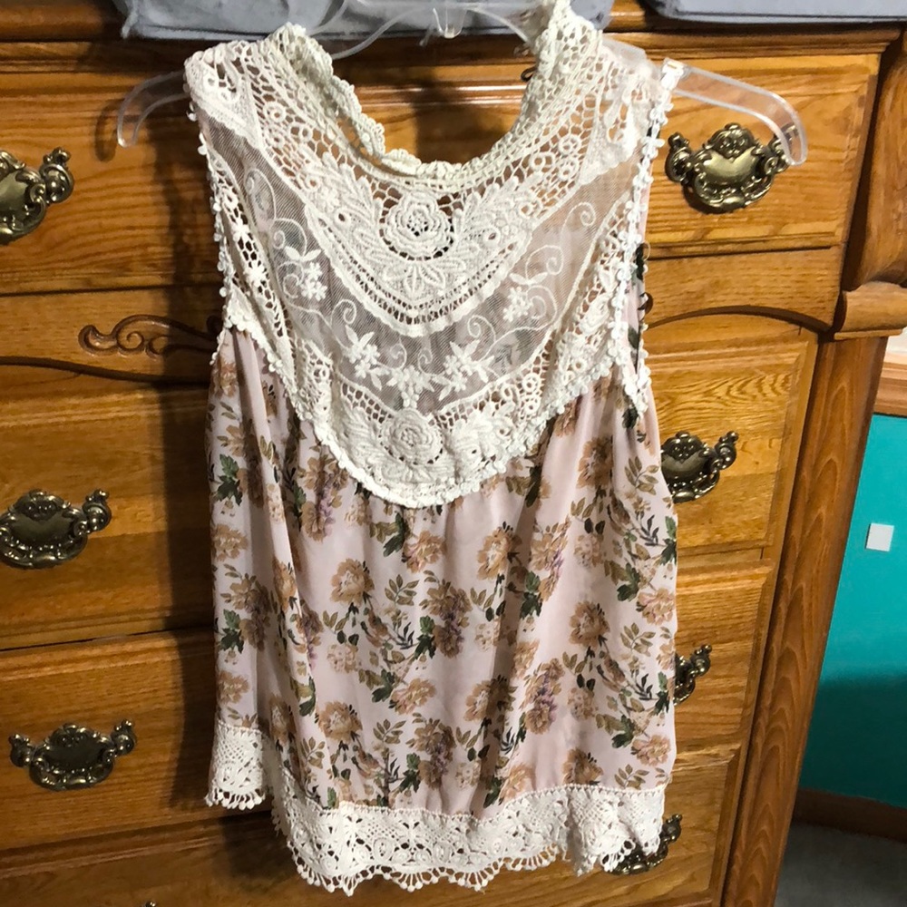 Floral!lace tank top